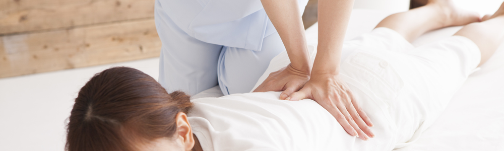 仙骨調整の施術風景